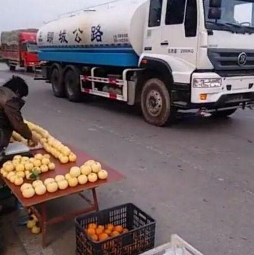 洒水车司机爆料视频真实,洒水车真实工作瞬间,揭秘城市清洁背后的辛勤付出 第1张 洒水车司机爆料视频真实,洒水车真实工作瞬间,揭秘城市清洁背后的辛勤付出 第1张